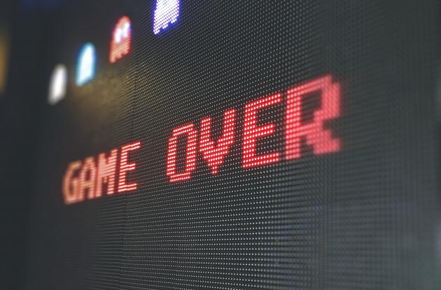 Computerspilskærm med teksten "game over"