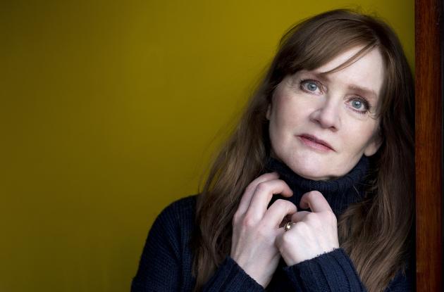 Fotografi af forfatteren Auður Ava Ólafsdóttir foran en gul væg.