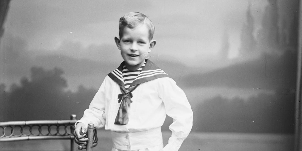 Portrætfotografi af en lille dreng i fint tøj.