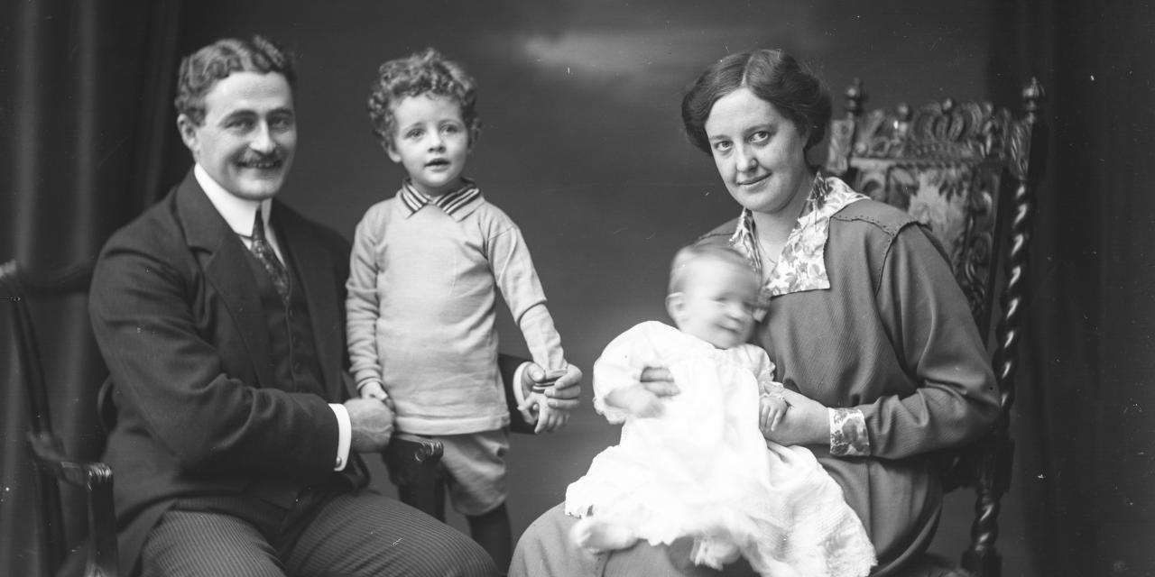 Portrætfotografi af en familie med mand, kvinde og to børn.