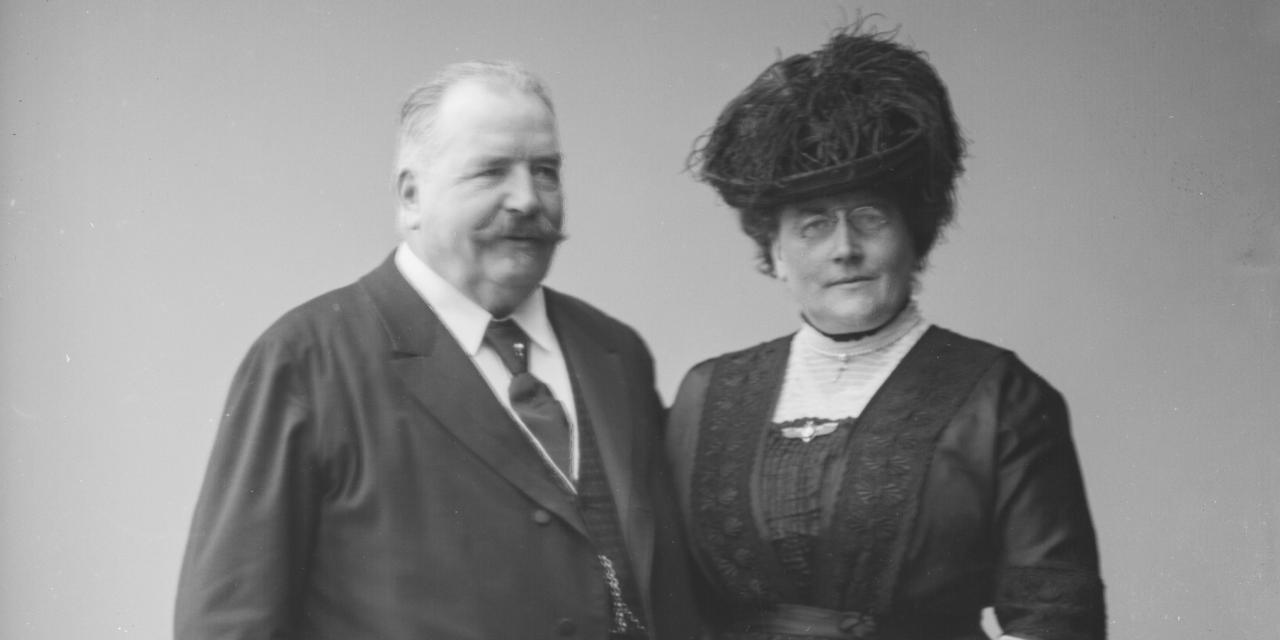 Portrætfotografi af en ældre mand og kvinde i fint tøj.