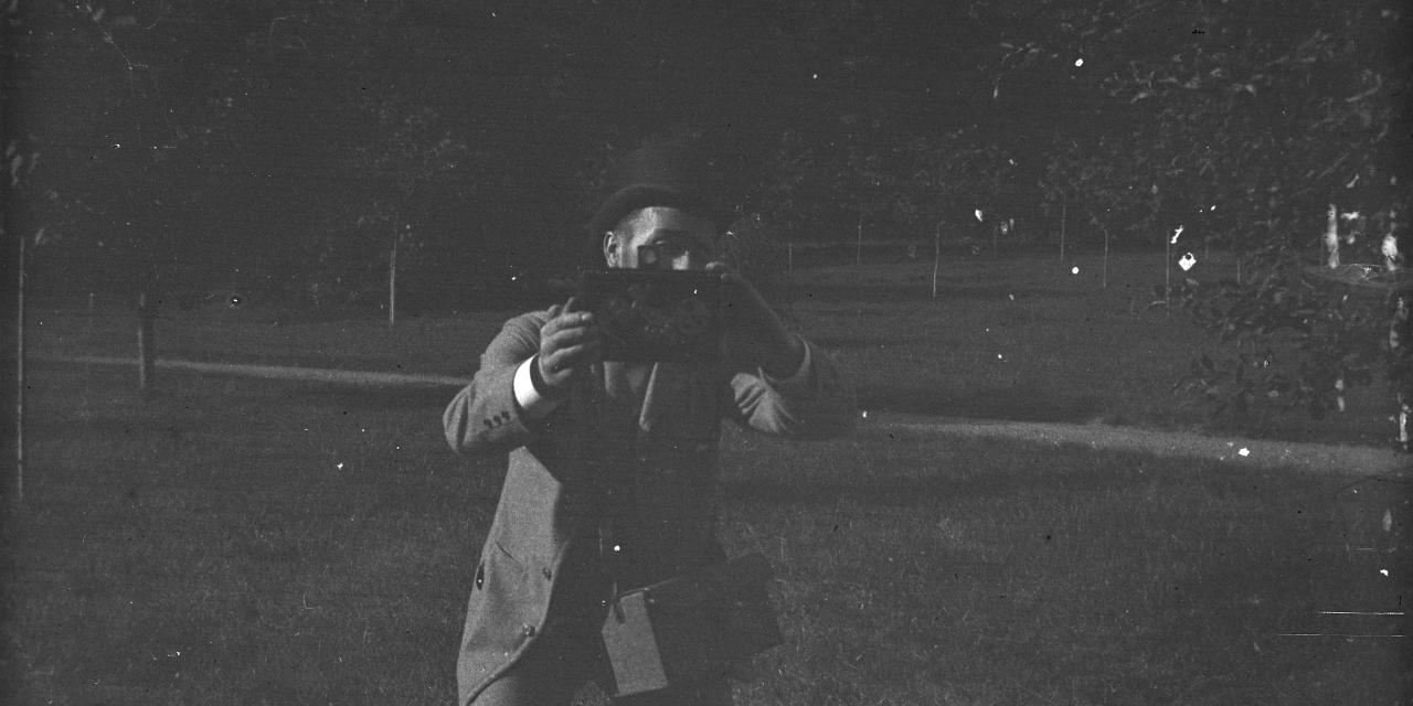 Fotografi af en mand i en park, der tager et fotografi