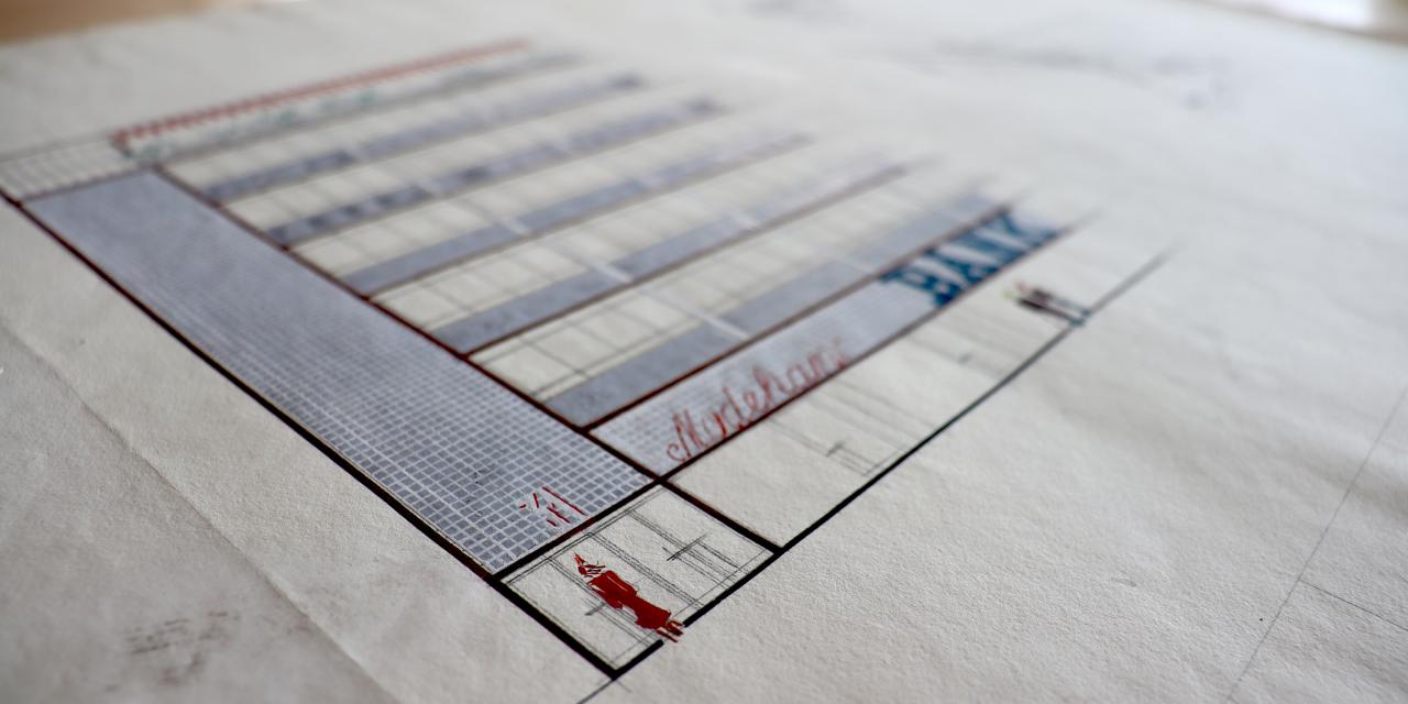 Bygning med billede af en dame ved indgangen