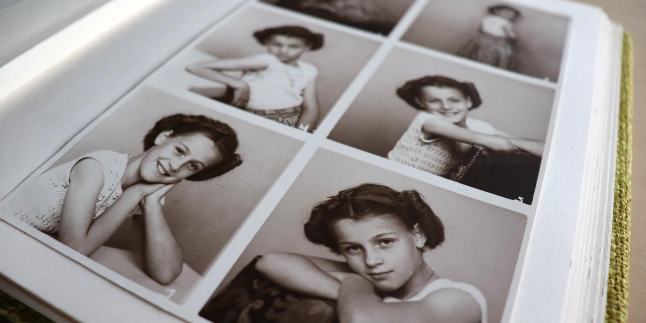 Ritt Bjerregaards fotoalbum med billeder af hende i teenagealderen.