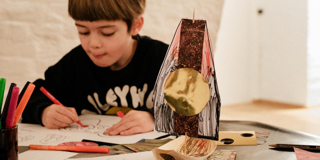 Dreng tegner i Børnenes Bibliotek