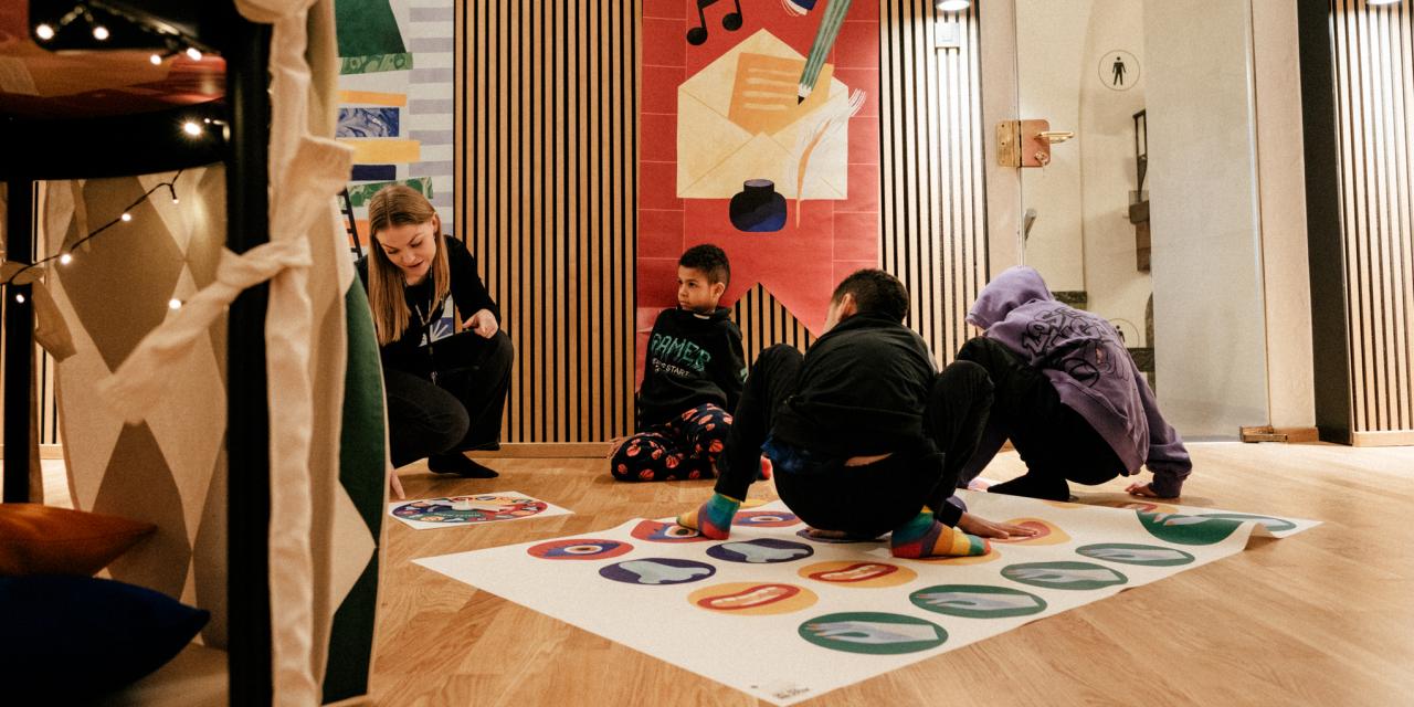 Børn leger twister i Børnenes Bibliotek