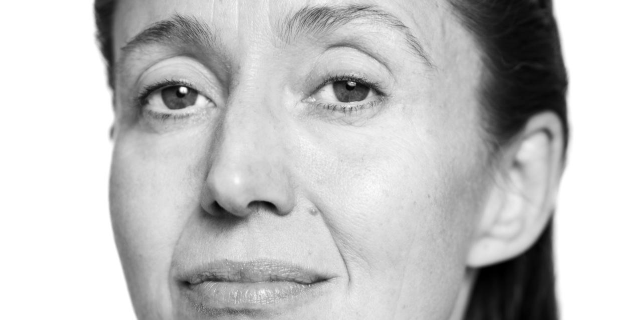 Billede af Christine Børge med en hånd under hagen.