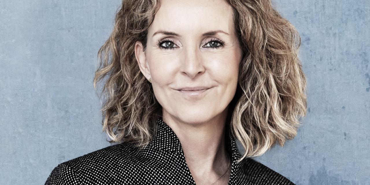 Billede af Vibeke Koushede med en grå baggrund.