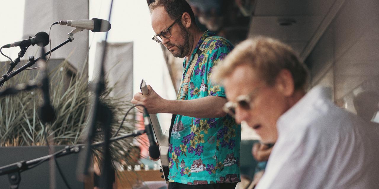 Billede af Emil de Waal og Gustaf Ljunggren på kajen til en tidligere omgang fredagsjazz.