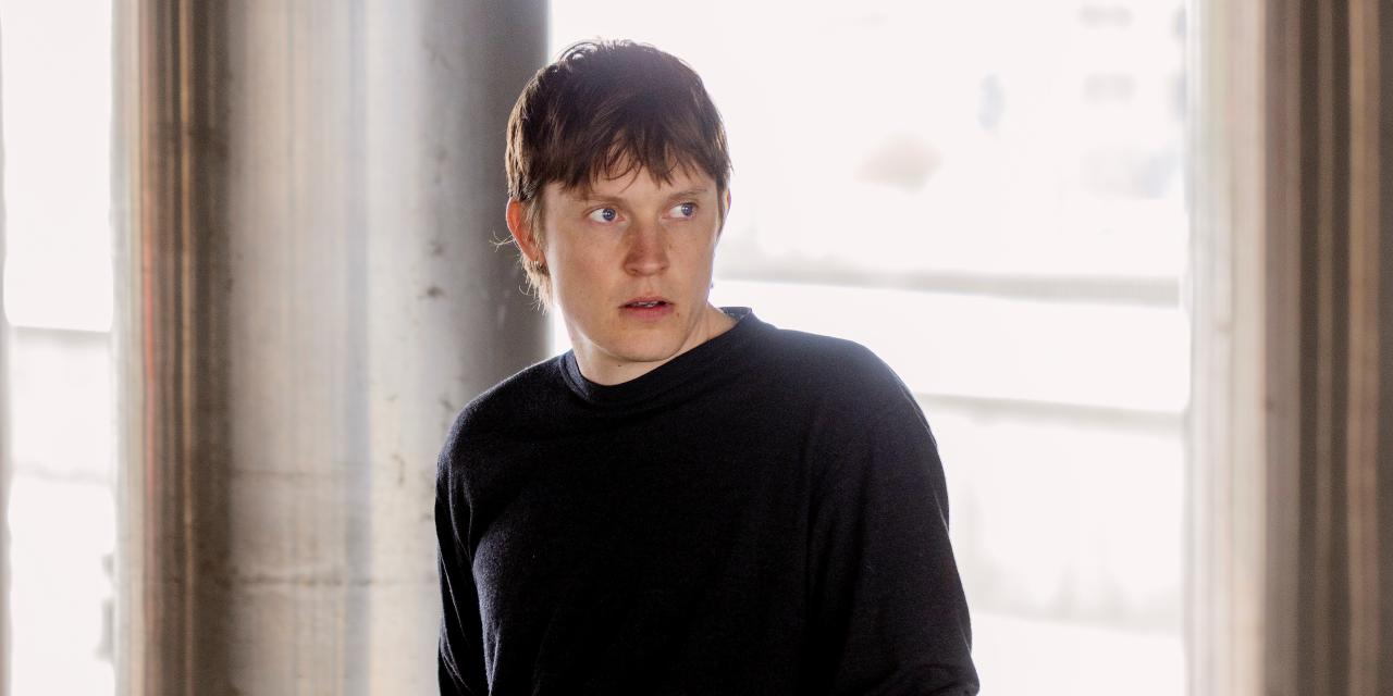 Billede af Gustav V. Strange, som læner sig op ad et gelænder.