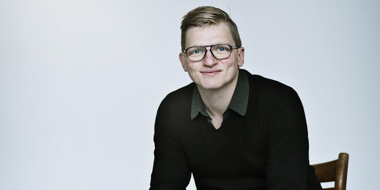 Billede af Martin Glaz Serup, der sidder på en stol.
