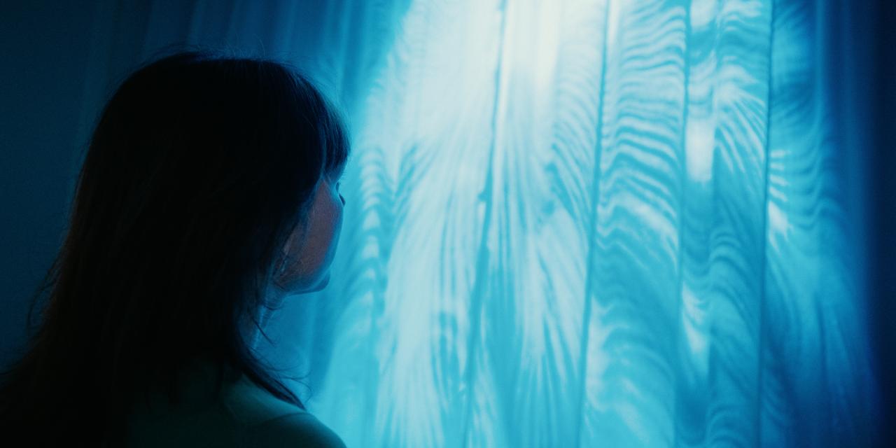 Gæst i udstillingen Mellem Himmel og Jord - i rummet med okkult fotografi.