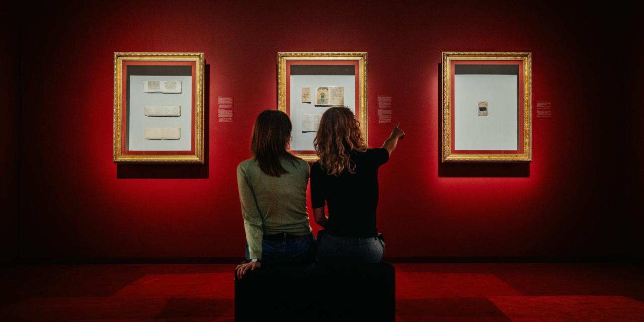Gæster i udstillingen Mellem Himmel og Jord - i det røde rum