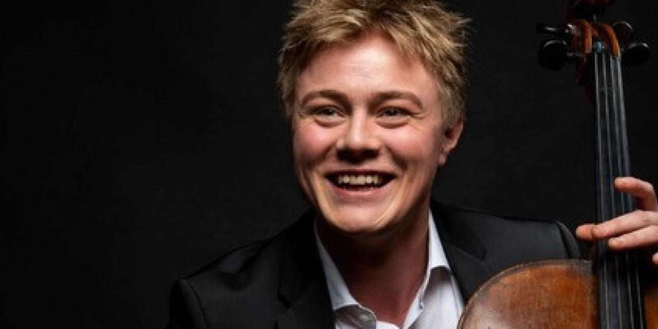 Jonathan Swensen smilende med sin cello