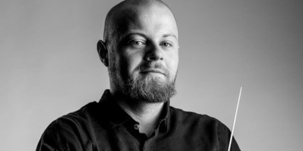 Magnus Freund med krydsede arme og dirigentstok i den ene hånd