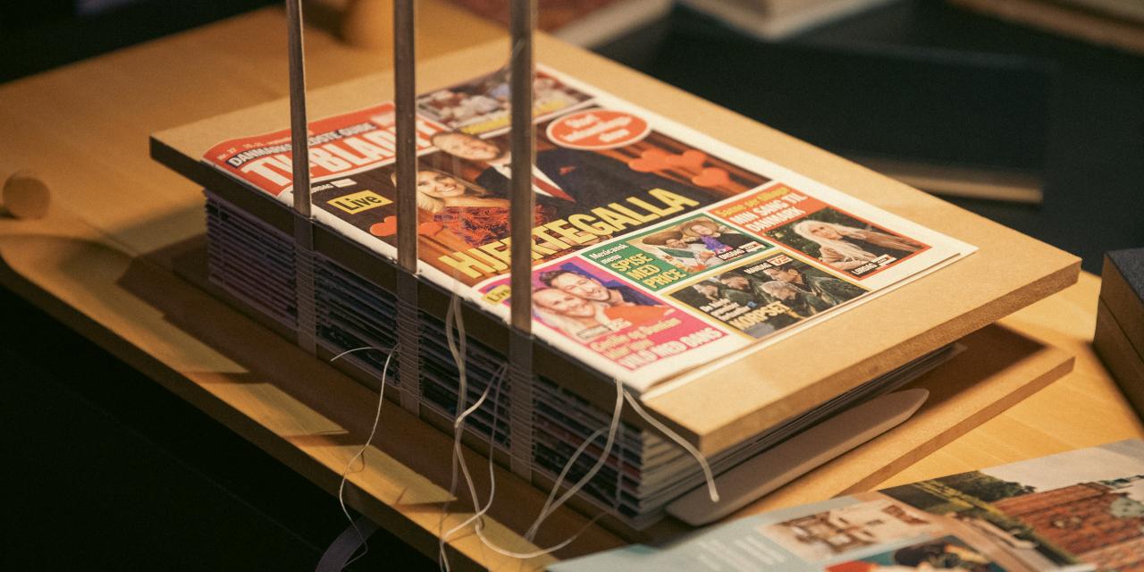 En ældre udgave af Billed-Bladet indbindes.