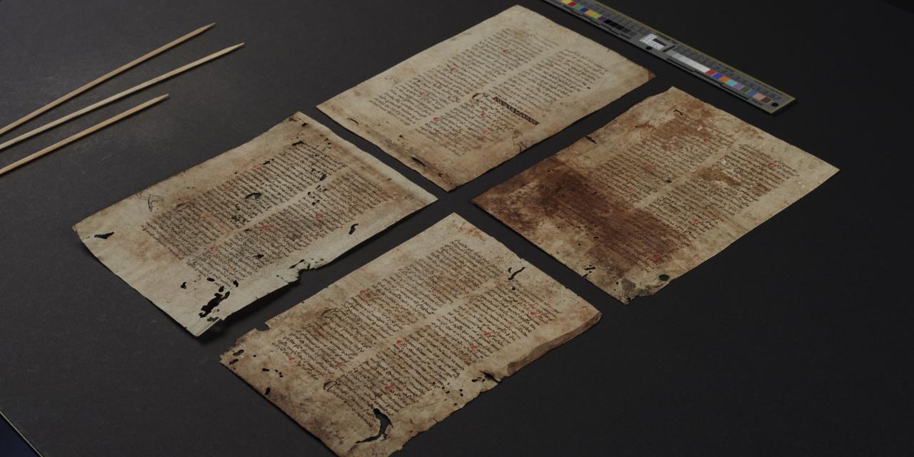 Fragmentets fire sider på et sort bord.