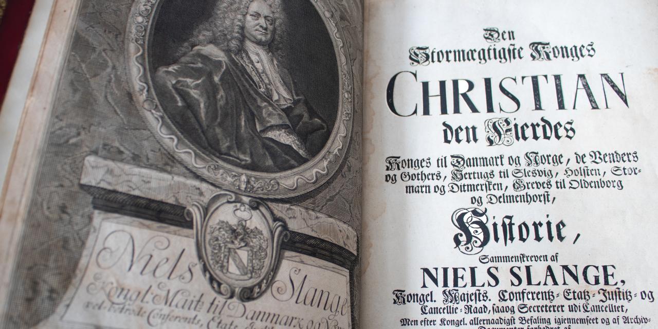 Sider i bog, skrift og illustrationer i sort.