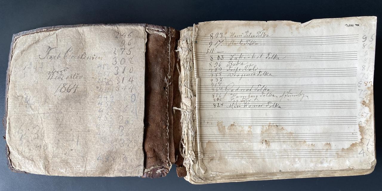 Billede af Jacob spillemands gamle nodebog. Der er slået op på første side.