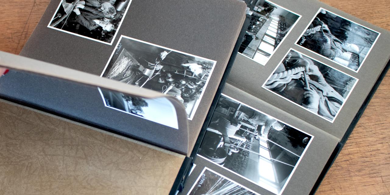 Billede af fotoalbum med forskellige billeder af arbejdende mennesker.