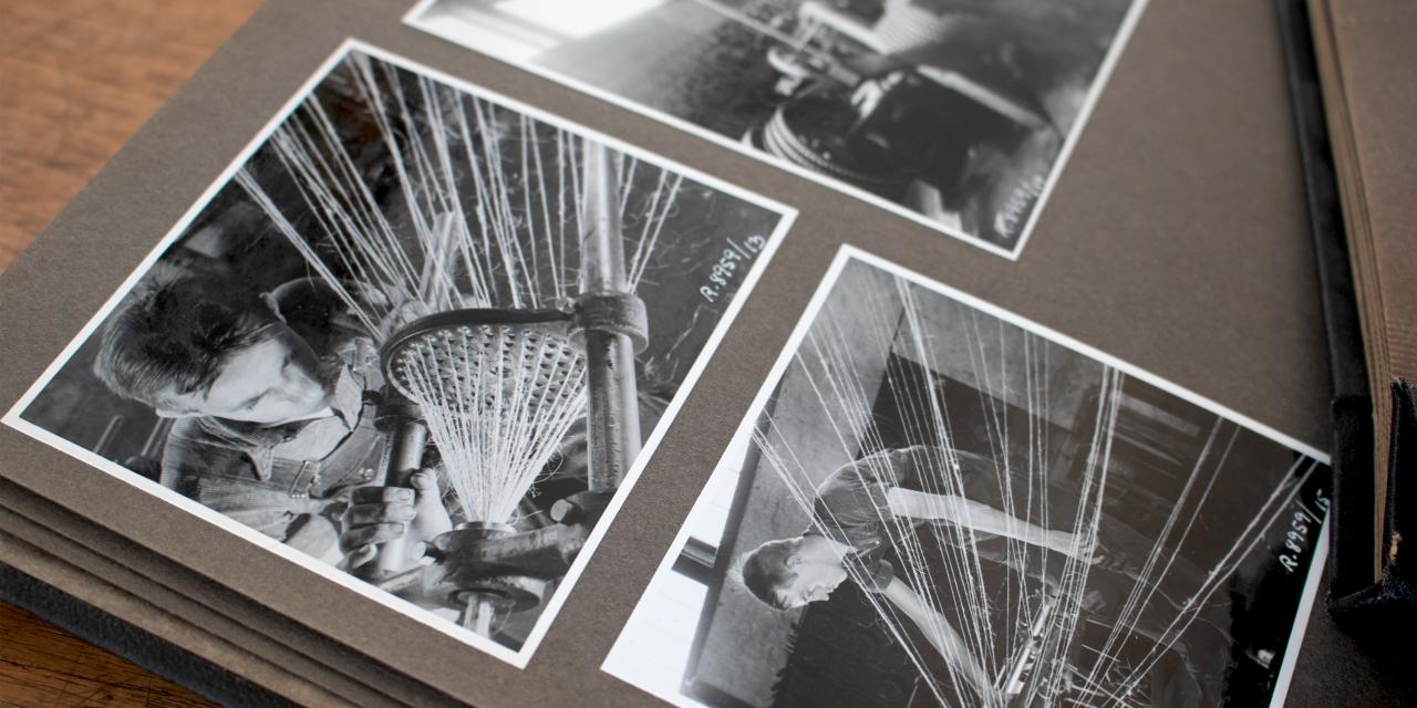 Billede af fotoalbum med forskellige billeder af arbejdende mennesker.