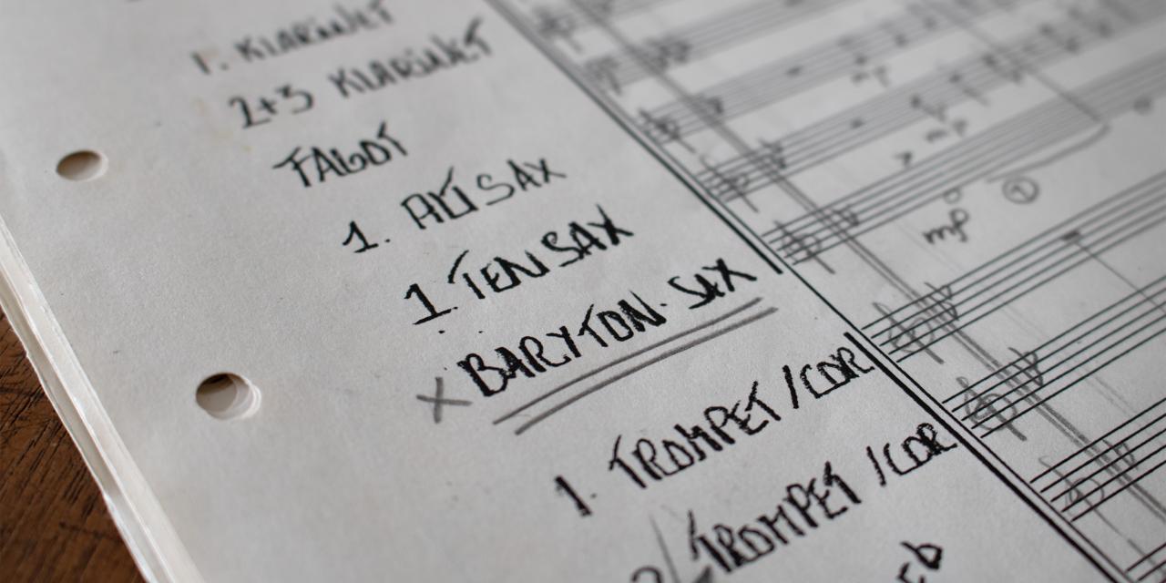 En side med noder og noter. Close-up.