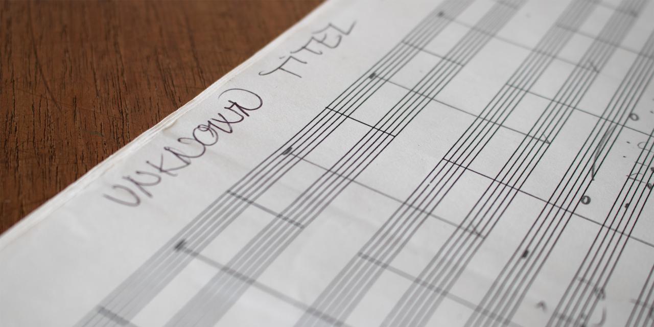 En side med noder og noter. Close-up.