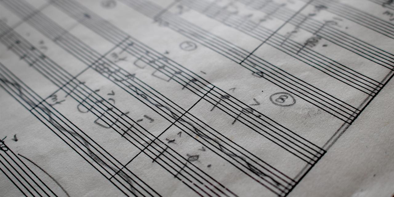 En side med noder og noter. Close-up.