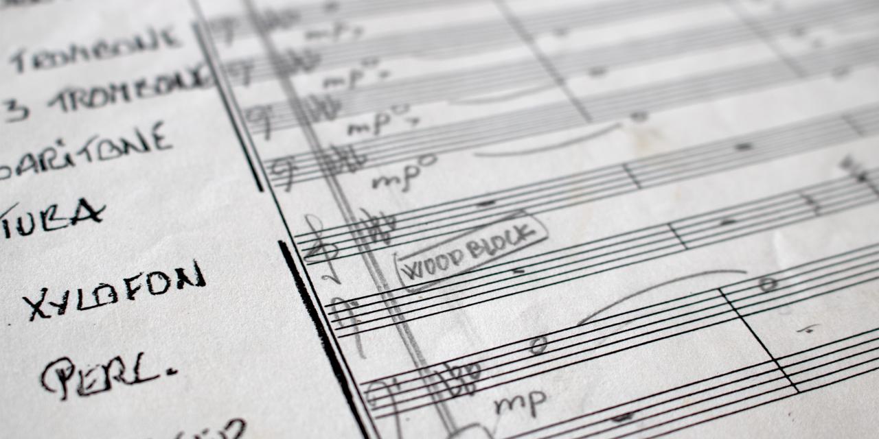 En side med noder og noter. Close-up.