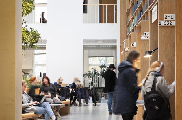 Brugere og besøgende i Bibliotekshaven. Det Kgl. Bibliotek Aarhus