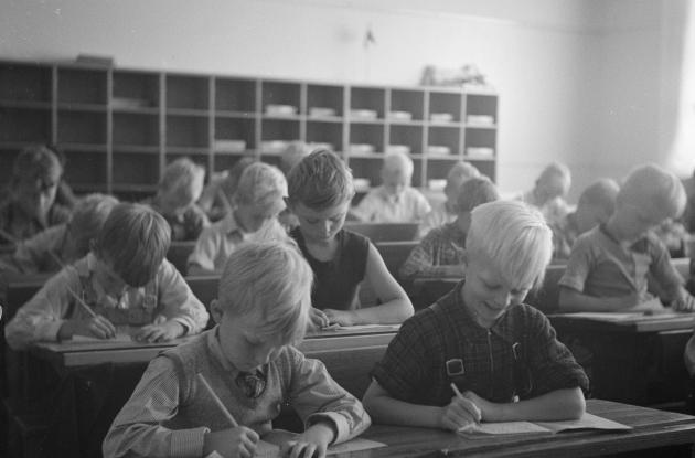 School class in classroom approx. 1930