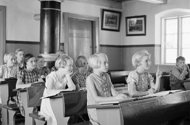 School class in classroom approx. 1930