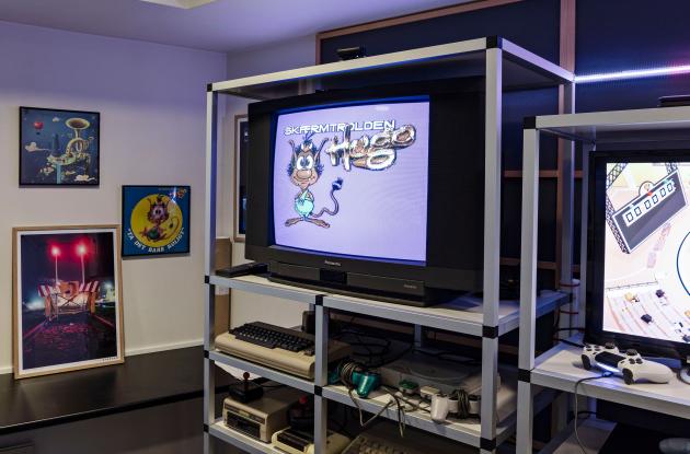 CRT TV with the computer game Hugo on