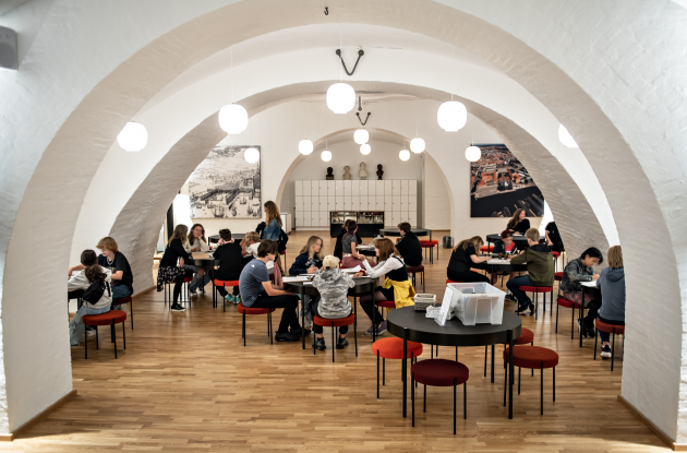 Skoleelever ved studieevent i Galejsalen