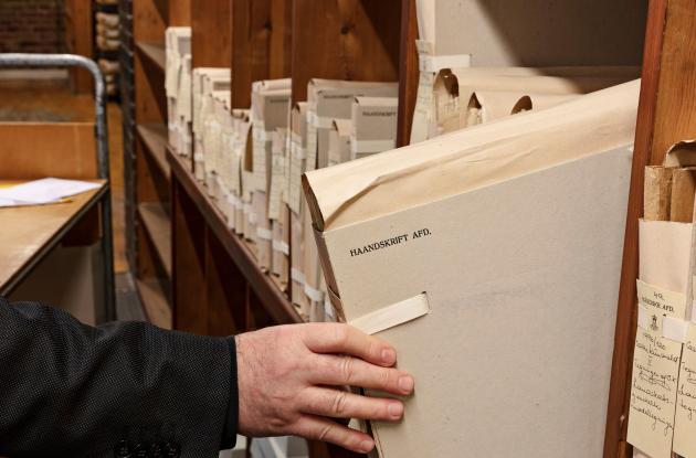 Folder with manuscripts is taken out of shelf, Det Kgl. Bibliotek