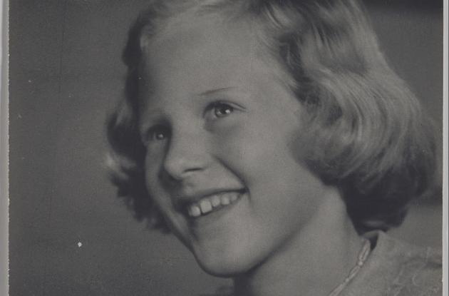 Dronning Margrethe II som barn smiler til fotografen.