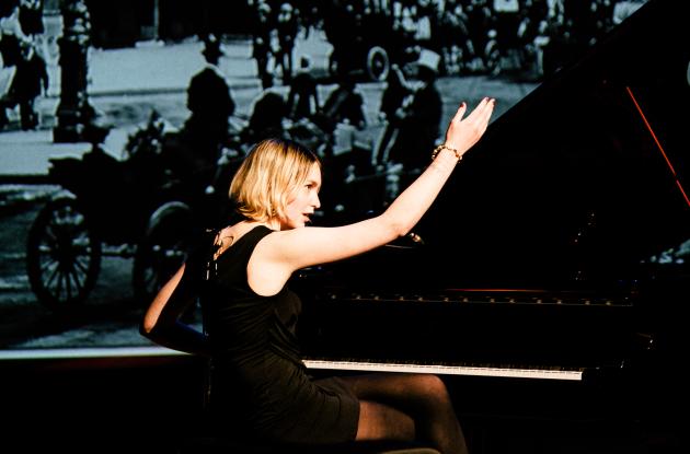 Lydmor at the grand piano in the Queen's Hall