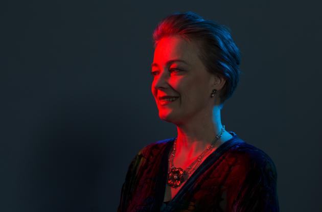 Michala Petri på sort baggrund i rødt og sort lys