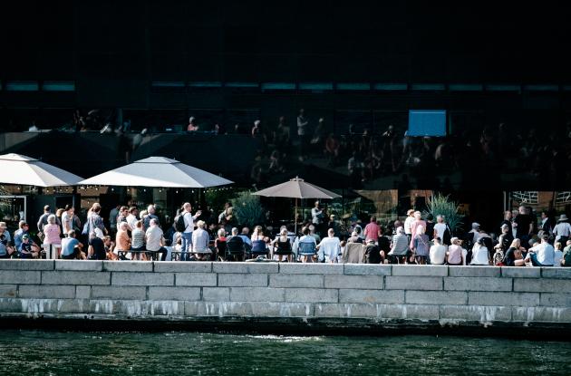 People on the waterfront in front of the Black Diamond in the summer