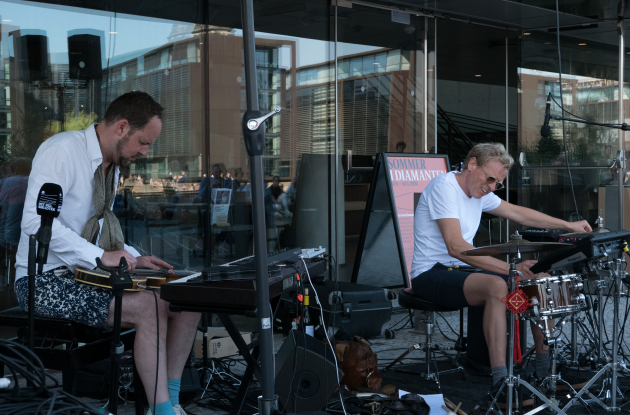 Emil de Wall and Gustav Ljunggren play jazz in front of The Black Diamond