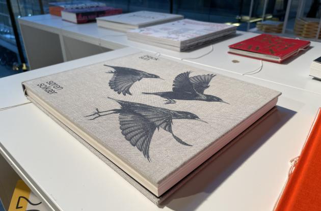 En bog med fugle på, som er fra udstillingen i 2021