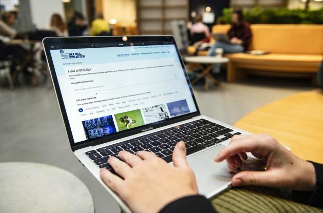 Computer screen at Royal Danish Library. The find material page is visited.