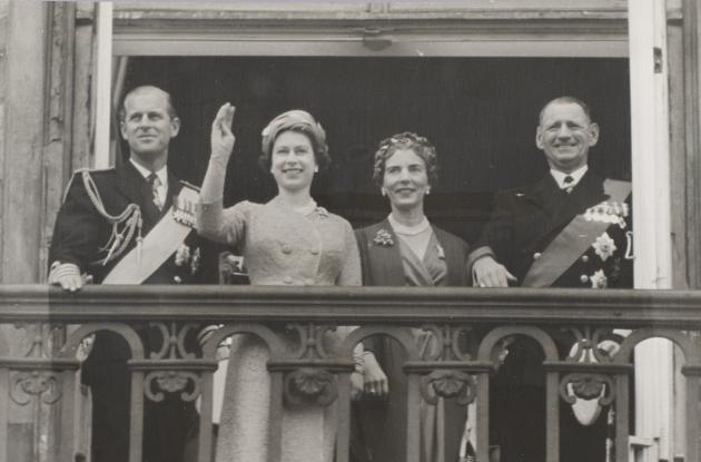 Elizabeth II vinker fra balkonen på Amalienborg sammen med kong Frederik, dronning Ingrid og hertug Philip