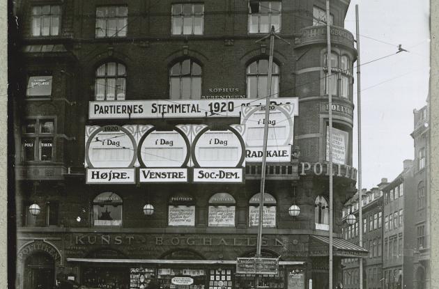 Politiken's corner on election day 1920, the votes are ready to be put up on the facade of the house.