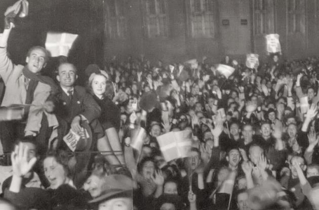 Fotografi af folkemængde, der fejrer befrielsen.