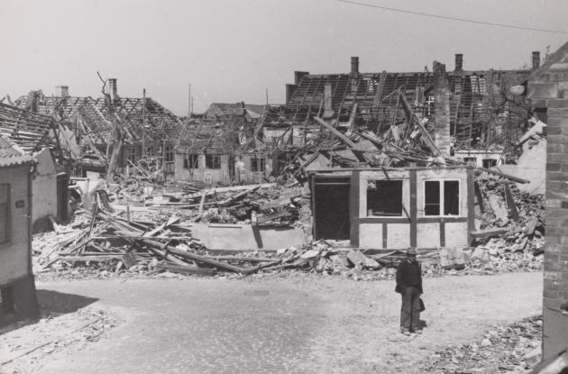 Photograph of buildings in Rønne in ruins after bomb attacks from the Russians.