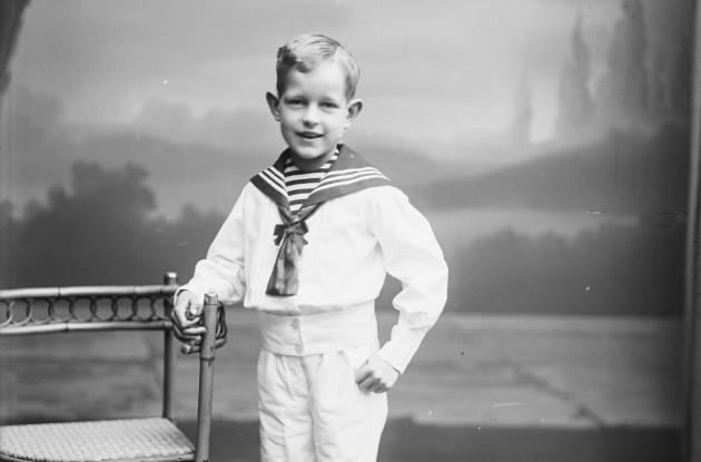 Portrætfotografi af en lille dreng i fint tøj.