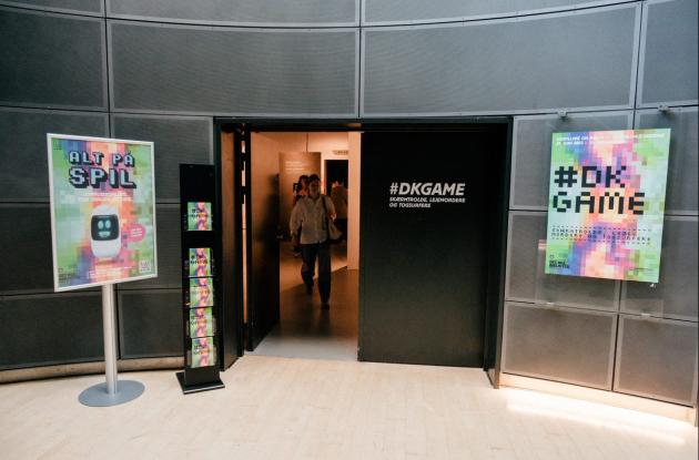 Billede af indgangen til #DKgame spiludstillingen på Det Kgl. Bibliotek.