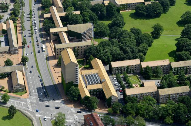 Droneskud af Det Kgl. Biblioteks bygning på Victor Albecks Vej