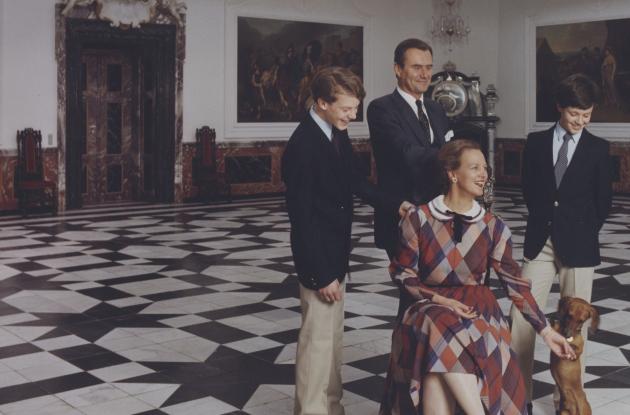 Dronning Margrethe, Prins Henrik, Prins Joachim og Kronprins Frederik poserer med gravhund.